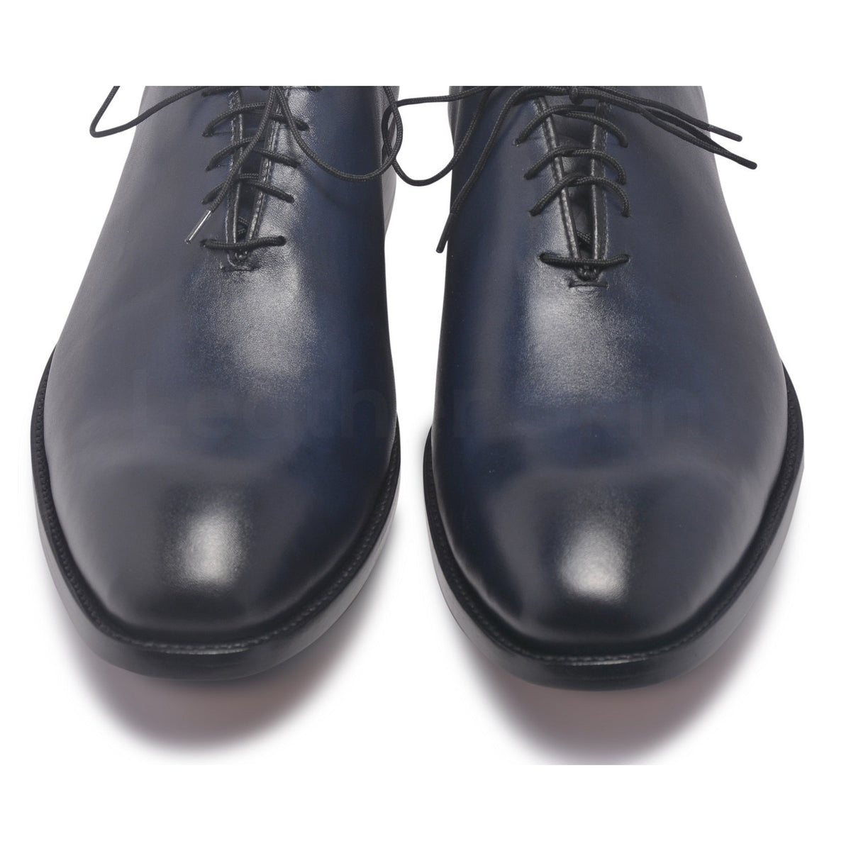 toe of two tone blue leather shoes